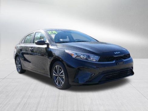 Used 2024 Kia Forte LXS image 9