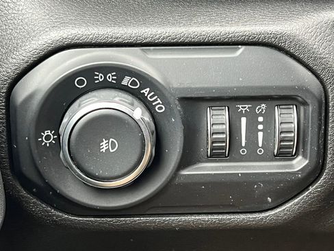Used 2018 Jeep Wrangler Unlimited Sahara AWD/4WD image 16