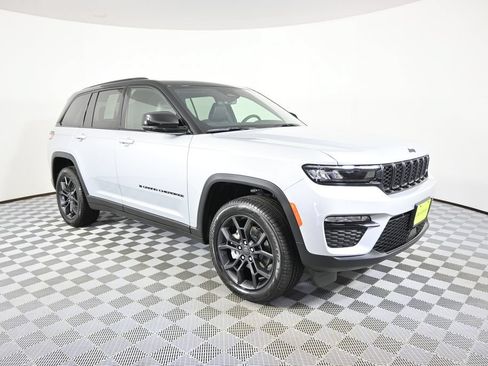 Used 2025 Jeep Grand Cherokee Limited w/ Trailer Tow Package AWD/4WD image 9