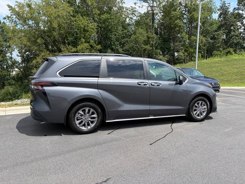 Used 2025 Toyota Sienna XLE FWD image 8