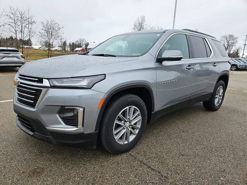 Used 2023 Chevrolet Traverse LT image 3