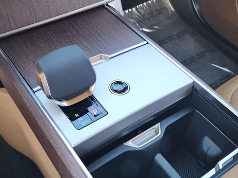 Certified 2025 Land Rover Range Rover SE image 15