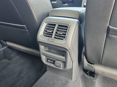 Used 2018 Volkswagen Tiguan SEL FWD image 25
