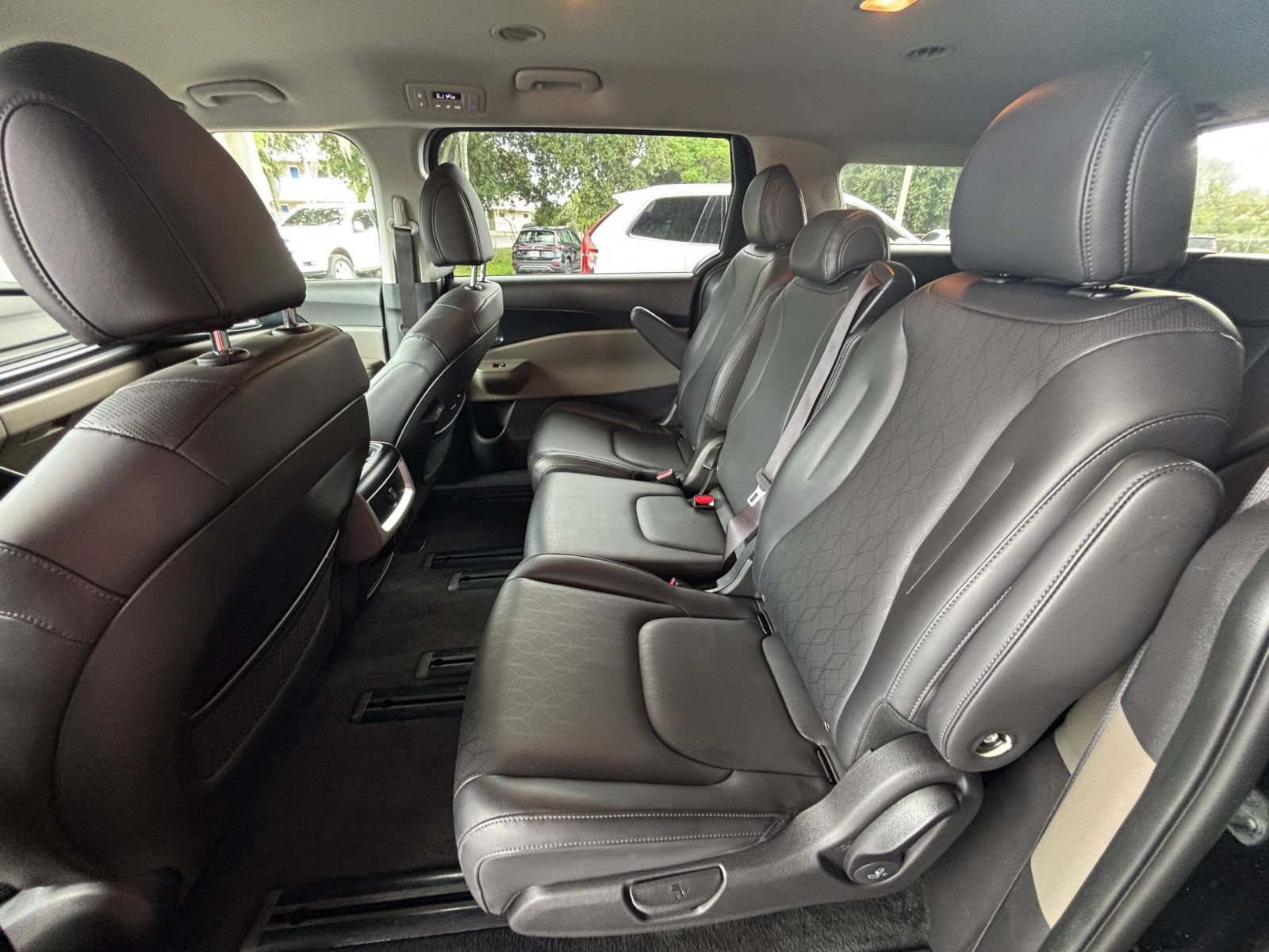 Used 2026 Kia Carnival FWD image 27