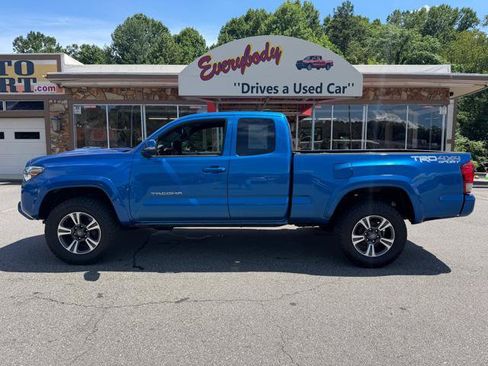 Used 2017 Toyota Tacoma TRD Sport w/ Tow Package AWD/4WD image 1