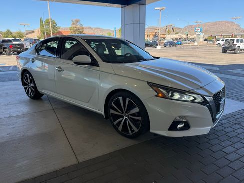 Used 2019 Nissan Altima 2.5 Platinum image 3