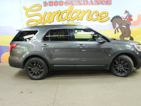 Used 2017 Ford Explorer XLT w/ XLT Technology Feature Bundle FWD image 1