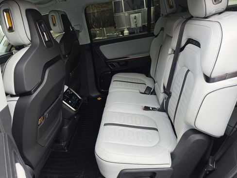 Used 2024 Rivian R1S Adventure AWD/4WD image 32
