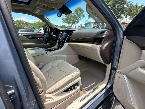 Used 2016 Cadillac Escalade ESV Luxury AWD/4WD image 9