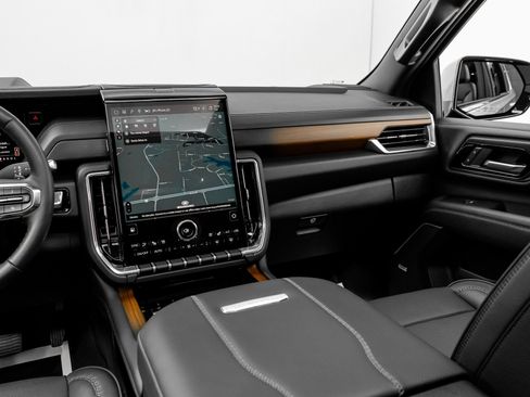 Used 2025 GMC Yukon Denali w/ Sun & Power Step Package image 41