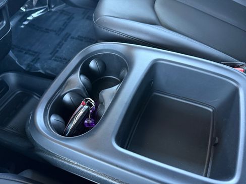 Used 2026 Chrysler Pacifica Select image 15