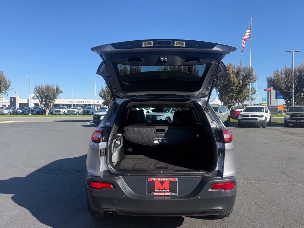 Used 2018 Jeep Cherokee Latitude w/ Safety Group AWD/4WD image 15