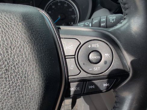 Used 2021 Toyota Venza LE AWD/4WD image 28