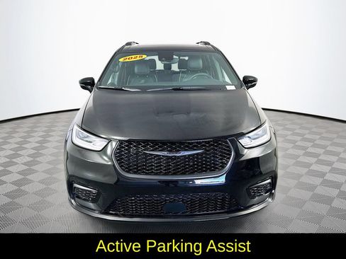 Used 2025 Chrysler Pacifica Limited FWD image 4