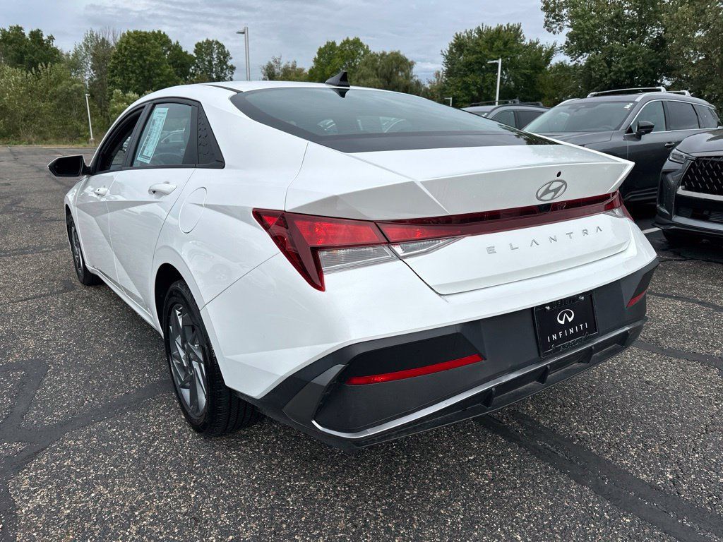 Used 2024 Hyundai Elantra SEL FWD image 11