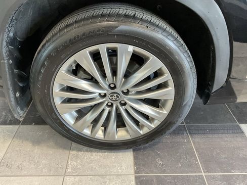 Used 2024 Toyota Highlander Platinum image 7