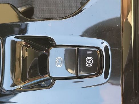 Used 2022 Volvo XC40 T4 Inscription w/ Protection Package image 28