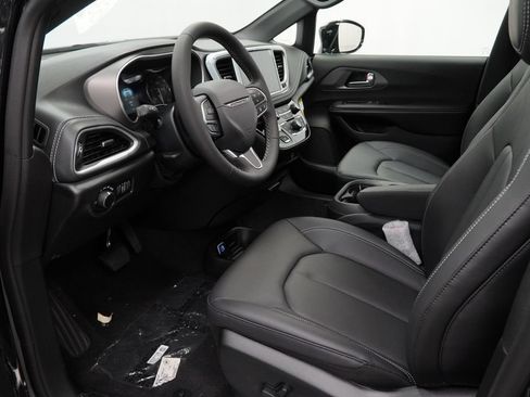 New 2027 Chrysler Pacifica Select FWD image 16