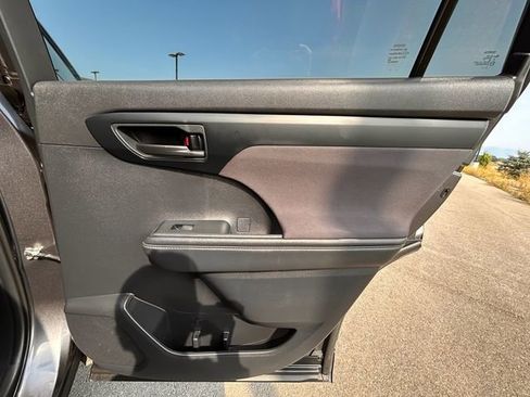 Used 2022 Toyota Highlander LE image 34