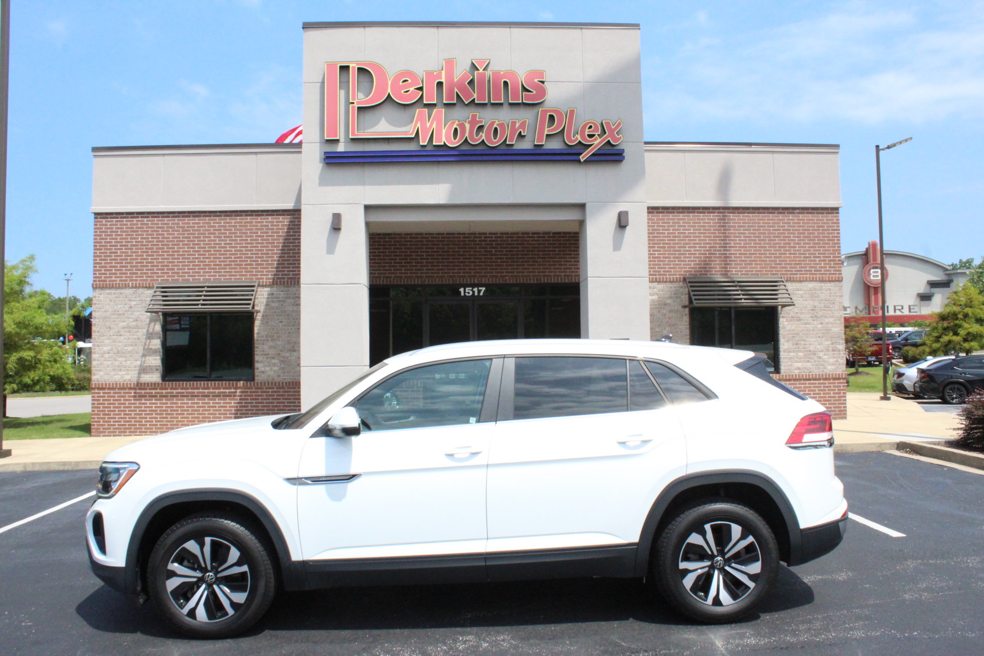 Used 2024 Volkswagen Atlas Cross Sport SE FWD image 9
