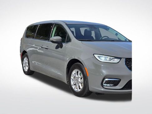 Used 2023 Chrysler Pacifica Touring-L FWD image 51