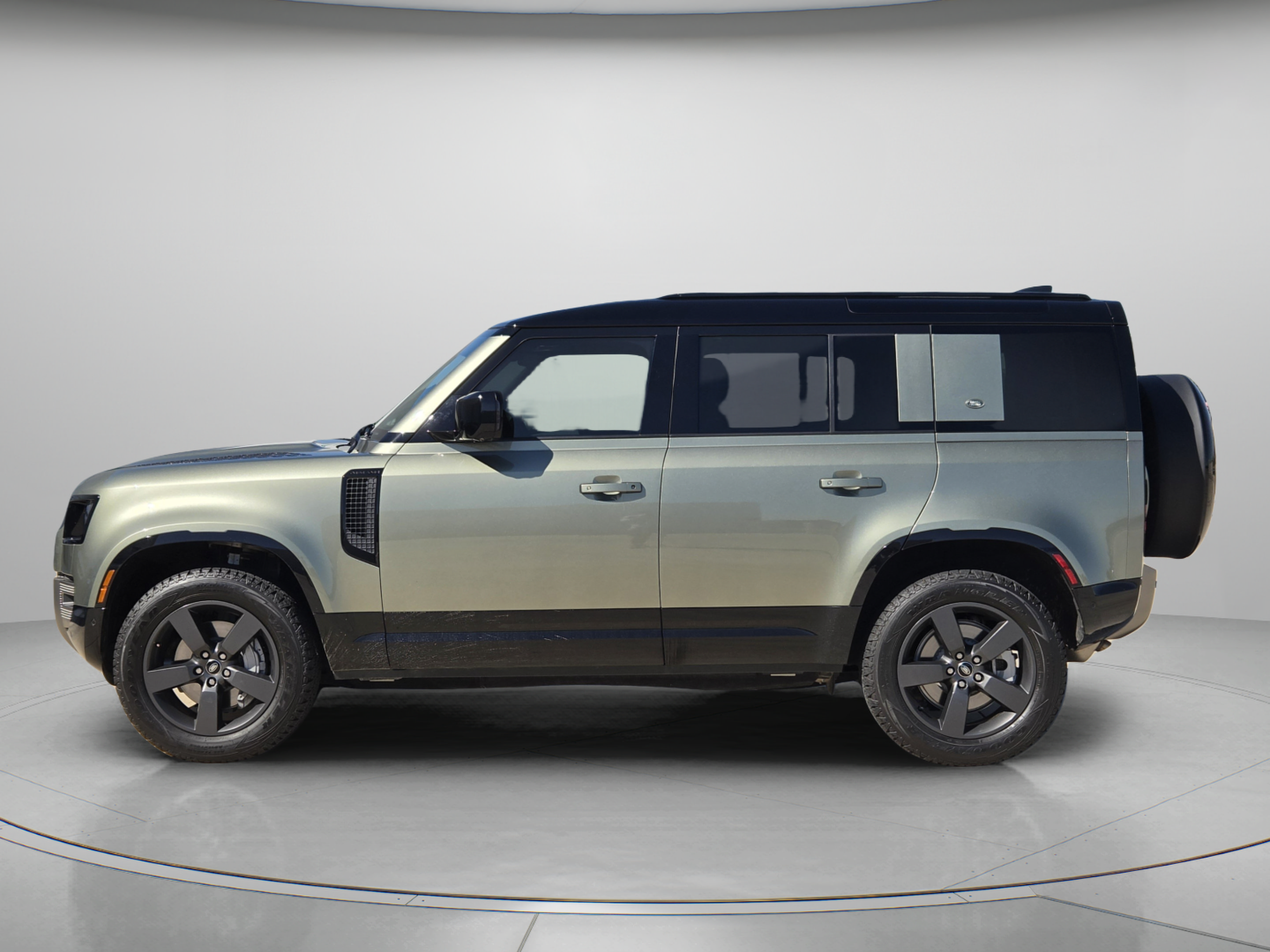 Used 2024 Land Rover Defender 110 X-Dynamic SE AWD/4WD image 2