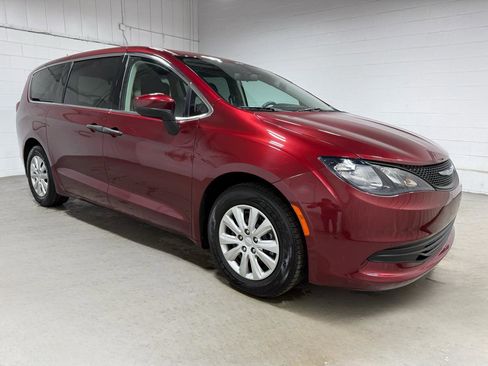 Used 2018 Chrysler Pacifica L image 3