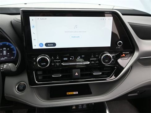 Used 2024 Toyota Highlander Platinum image 9