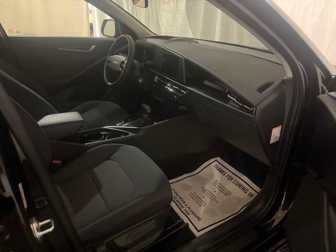 Used 2025 Kia Niro LX image 25