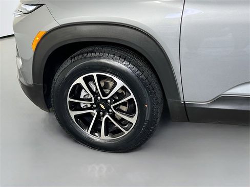 Used 2024 Chevrolet TrailBlazer LT image 3