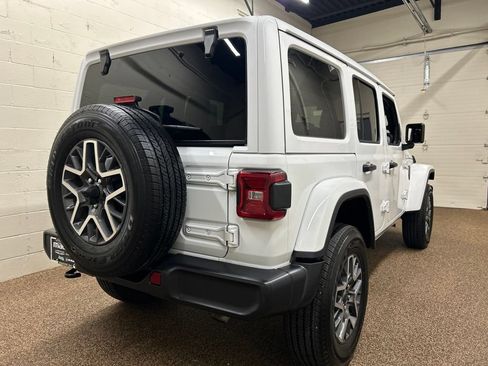 Used 2025 Jeep Wrangler Unlimited Sahara w/ Technology Group AWD/4WD image 2