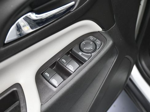 Used 2020 Chevrolet Equinox LS image 16