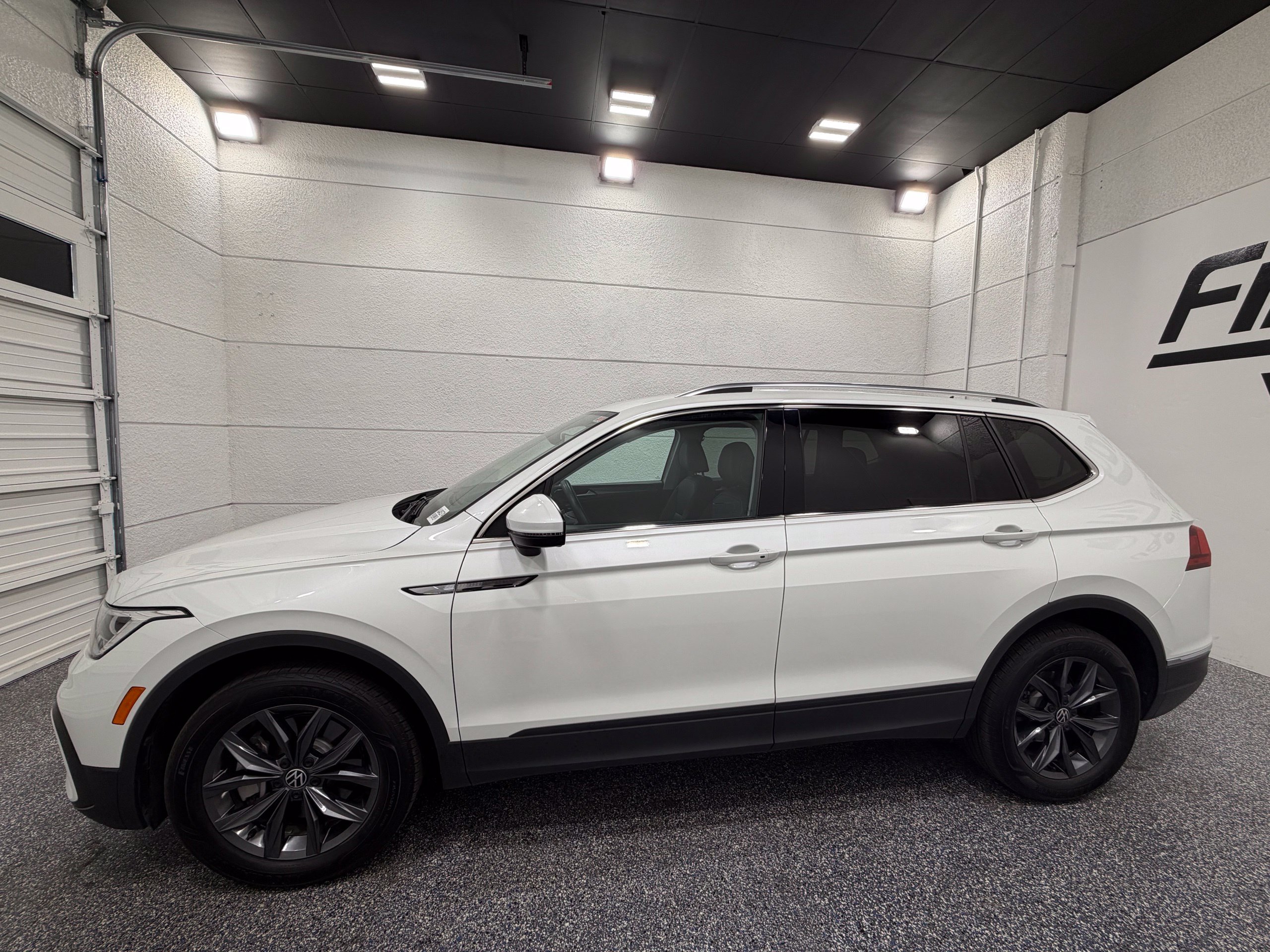Used 2023 Volkswagen Tiguan SE FWD image 2