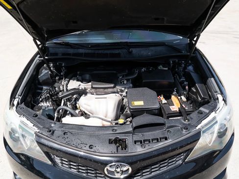 Used 2014 Toyota Camry SE FWD image 16