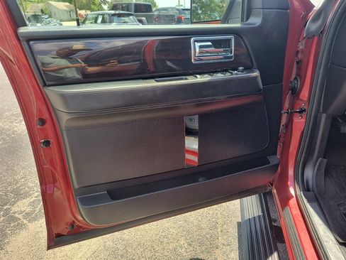 Used 2016 Lincoln Navigator Reserve AWD/4WD image 18