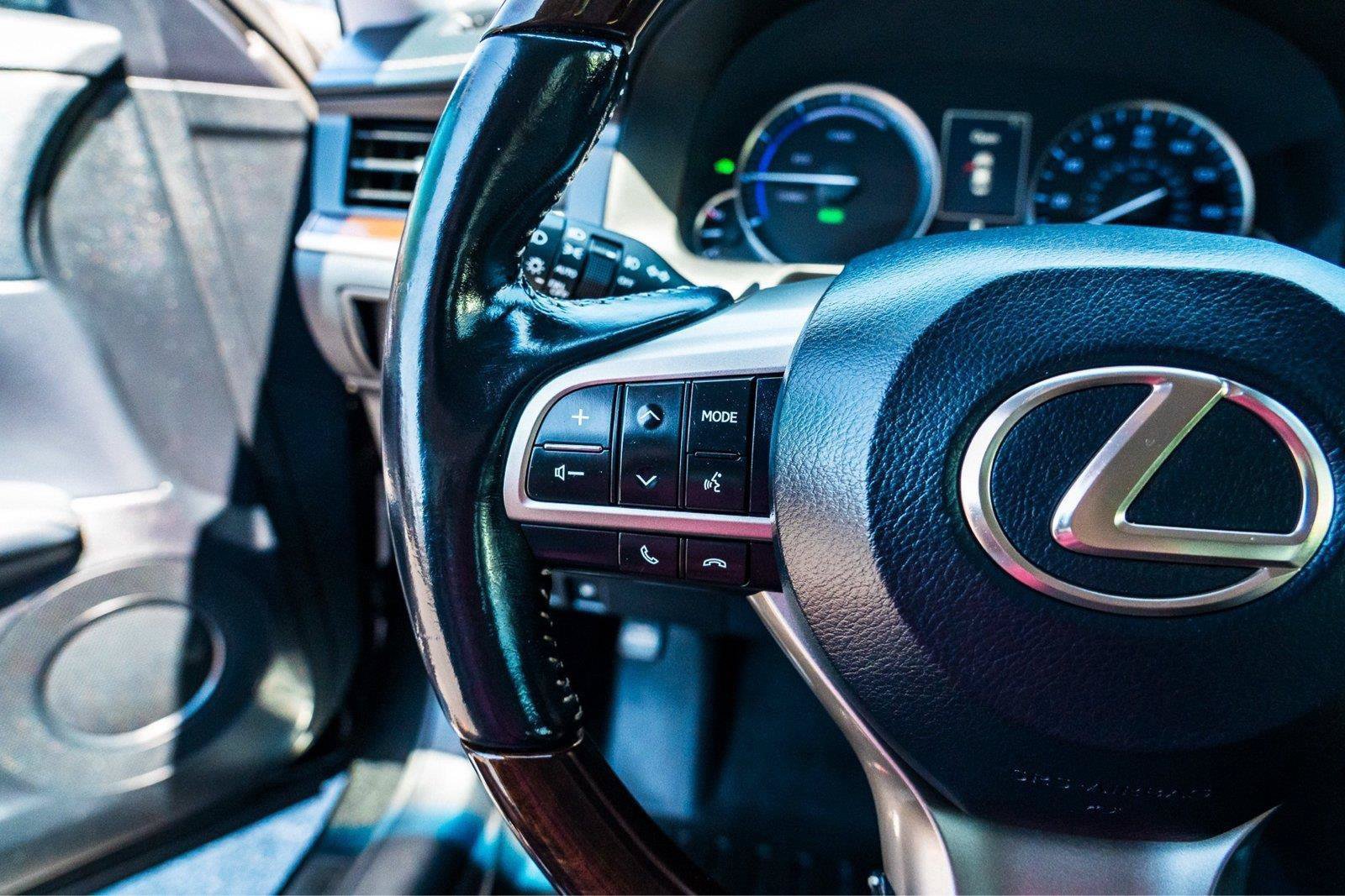 Used 2017 Lexus ES 300h w/ Luxury Package FWD image 16