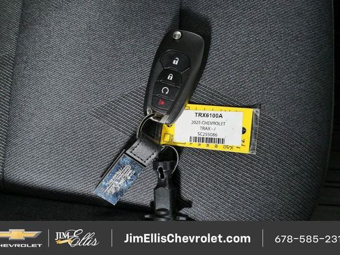Certified 2025 Chevrolet Trax RS w/ Sunroof Package FWD image 23