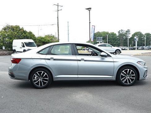Used 2025 Volkswagen Jetta SE FWD image 4