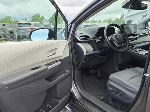 Certified 2021 Toyota Sienna XLE AWD/4WD image 24
