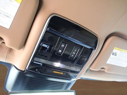 Used 2025 Land Rover Range Rover Autobiography AWD/4WD image 18
