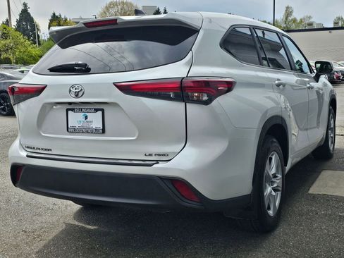 Used 2024 Toyota Highlander LE AWD/4WD image 5