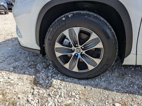 Certified 2025 Toyota Highlander XLE image 26