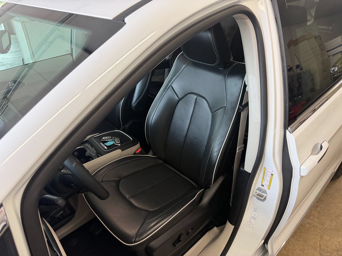 Used 2023 Chrysler Pacifica Limited FWD image 28
