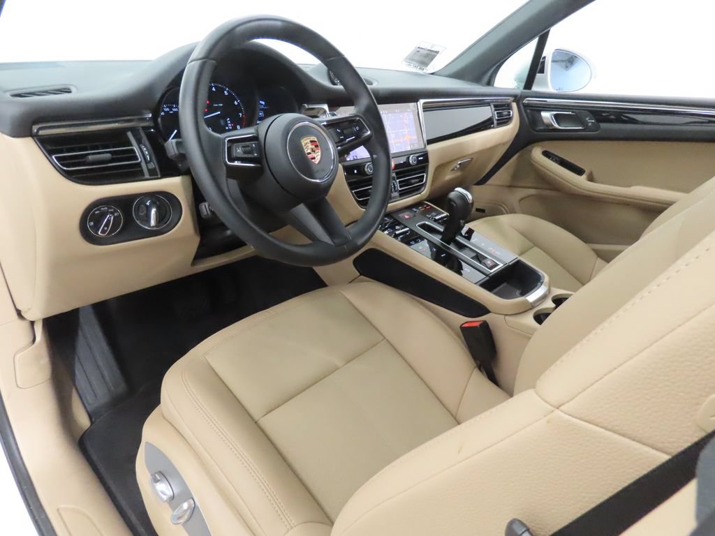 Certified 2026 Porsche Macan AWD/4WD image 4