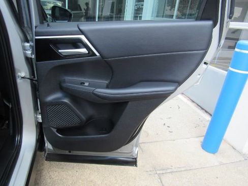 Used 2023 Mitsubishi Outlander SE image 24