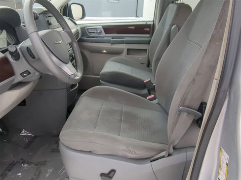 Used 2010 Chrysler Town & Country Touring image 23