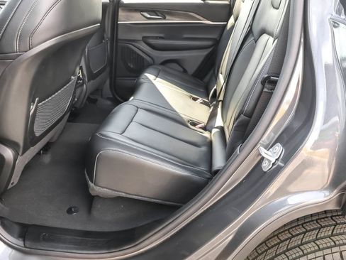 Used 2025 Jeep Grand Cherokee Limited image 30