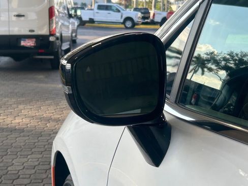 Used 2024 Chrysler Pacifica Touring-L image 15