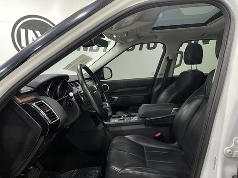 Used 2017 Land Rover Discovery SE image 14