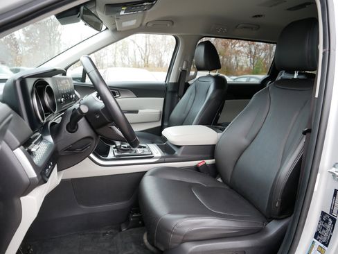 Certified 2022 Kia Carnival LX image 33